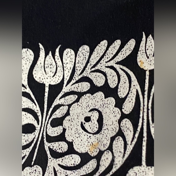 Neiman Marcus black and white floral printed silk wrap skirt. - Picture 6 of 6